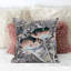 Coussin décoratif 20 po x 20 po bleu et blanc cassé-103533648