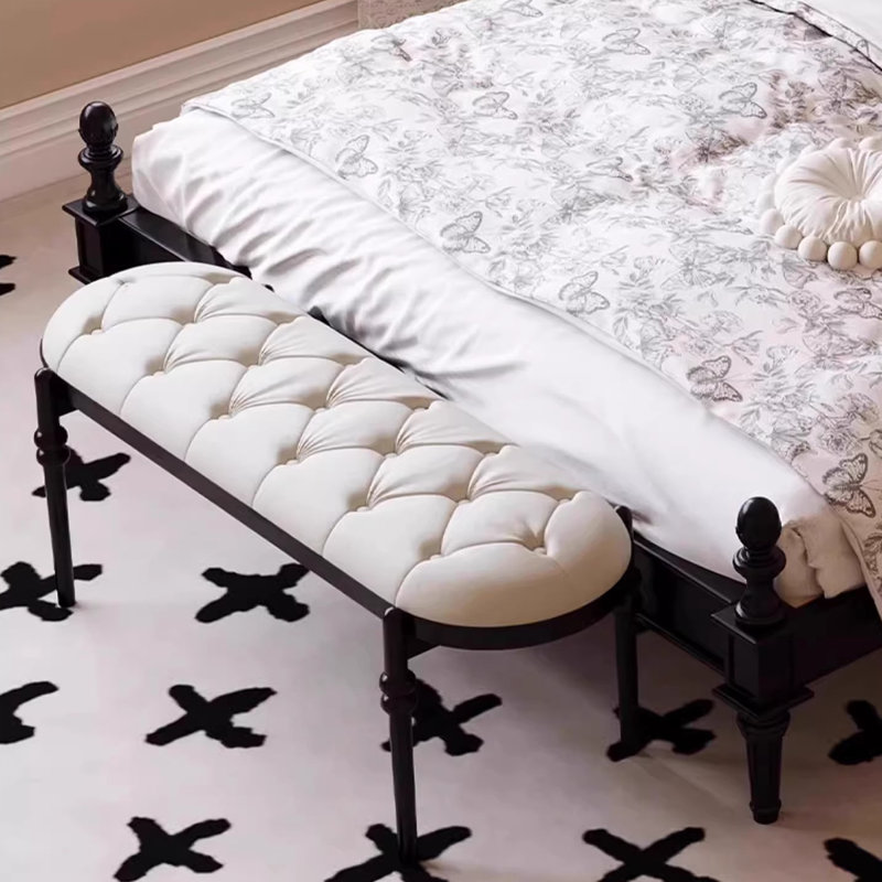 Long banc tapissier en cuir blanc