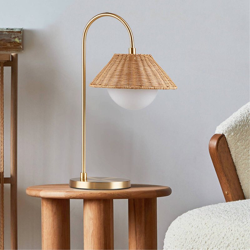 Lampe de table en rotin tissé à abat-jour doré / naturel