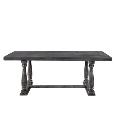 Table de salle à manger en chêne gris patiné, plateau rectangulaire de couleur unie, structure épaisse de 3 pouces, base à tréteaux, poteaux tournés élégants, décor minimaliste, peu d'espace pour la surface de la maison, esthétique épaisse et élégante,