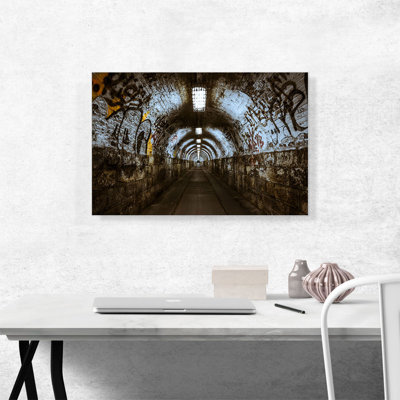 «Brick Subway Tunnel Graffiti», reproduction de photo sur toile tendue