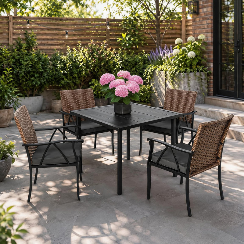 Ensemble de salle à manger d'extérieur en résine tressée de 5 pièces, comprenant une table et des chaises de patio avec plateau en acier et trou pour parasol, idéal pour jardin, balcon ou terrasse.