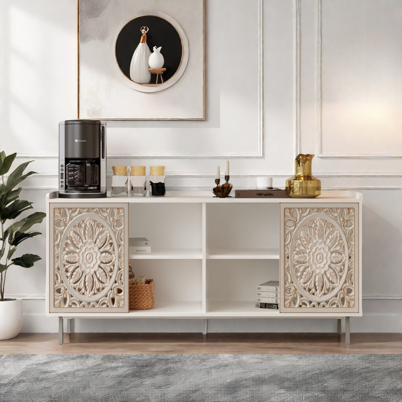 Buffet de style Mid-Century avec détails artisanaux en bois sculpté creux et portes coulissantes