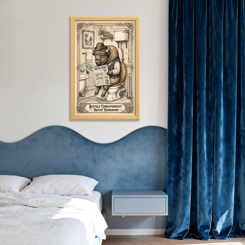 Bath & Laundry Buffalo lisant un journal dans la salle de bain, H 36 po x l 24 po, Toile tendue, Ne s’applique pas