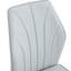Assise grise confortable avec revêtement tendance et chaises en métal-957102592-957102607