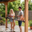 Pavillon de jardin en bois de cèdre massif 8 pi x 10 pi avec support pour télé - Pergola de divertissement d'extérieur pour la cour arrière-124546672