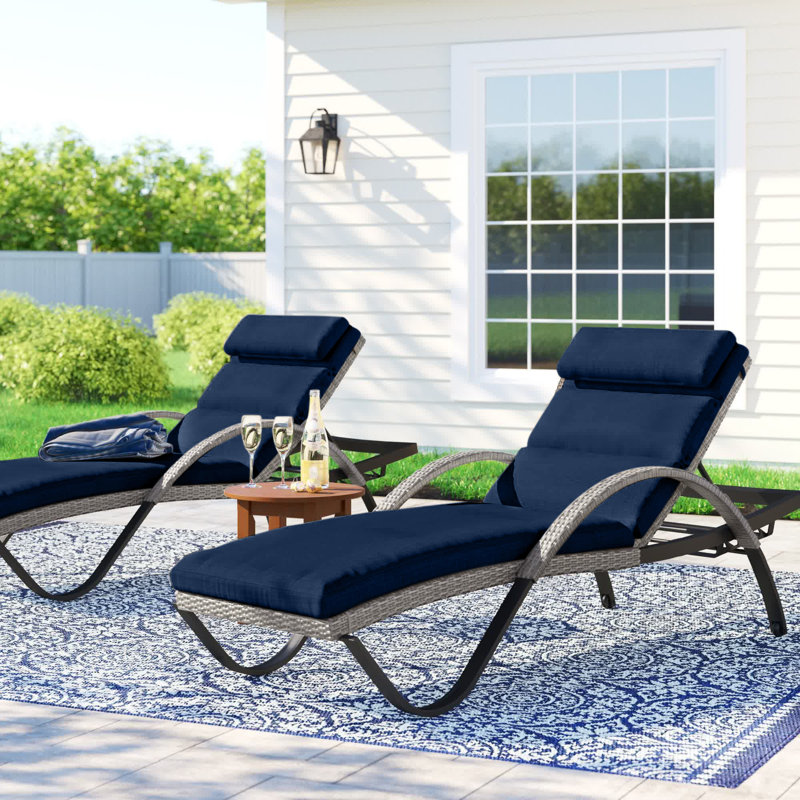 Ensemble de chaise longue de patio en aluminium avec coussins Fionnula, Toile bleu marine Sunbrella®