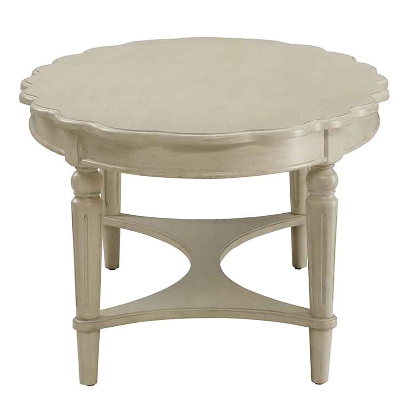 Table basse blanche antique avec étagère inférieure pour ranger des objets personnels, style traditionnel en bois, dans une maison modèle