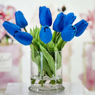 Petite tête en faux tulipes dans un vase, centre de table de petite taille