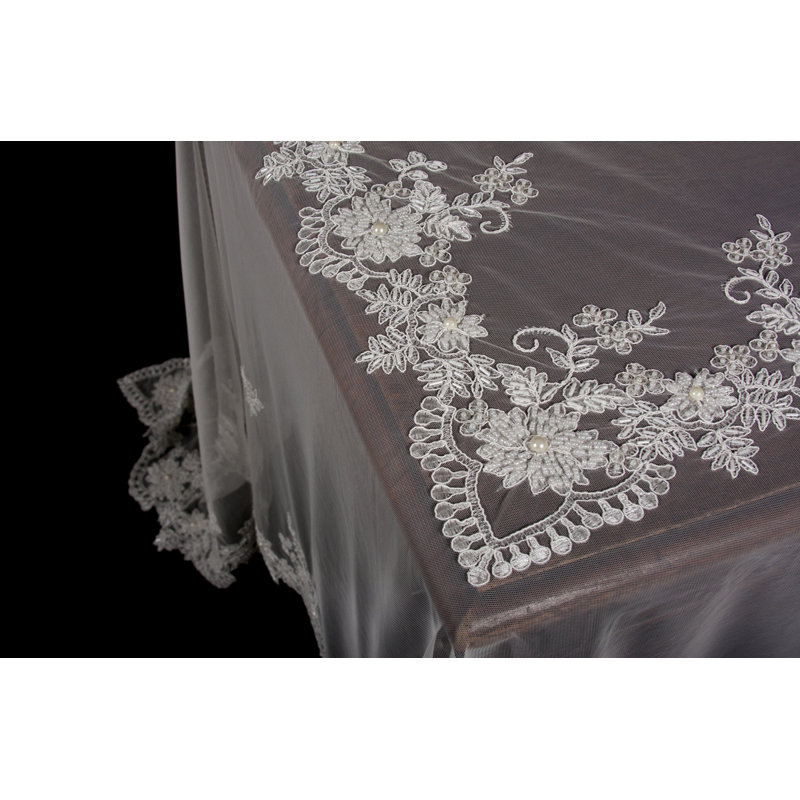 Nappe brodée Thurleigh avec accents de perles