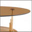 Ensemble de tables basses gigognes brunes et dorées d'inspiration luxueuse. Ensemble de tables basses à deux niveaux avec verre trempé teinté au thé. Table basse ronde de salon, ensemble de deux pièces.