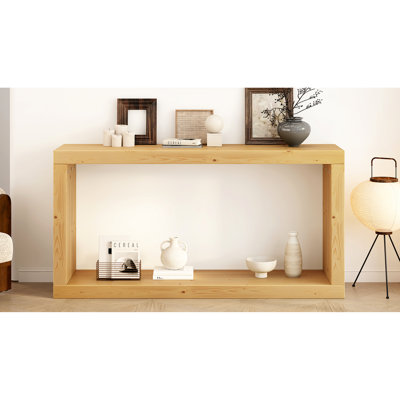 La table de couloir minimaliste - et en pin, économise de l'espace sans sacrifier le style.