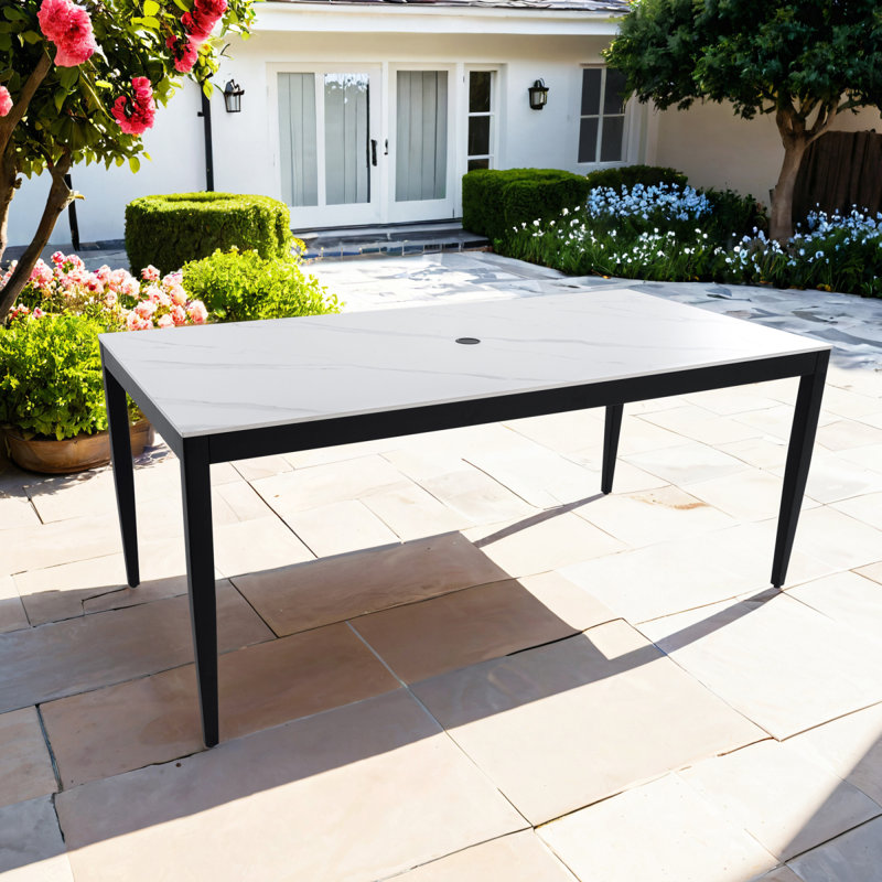 Table de salle à manger d'extérieur rectangulaire en aluminium 40 po x 70 po avec pieds fuselés et trou pour parasol
