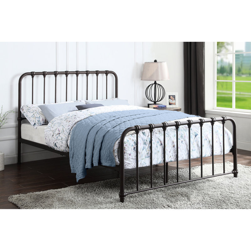 Lit en métal foncé bronze, créant un lit double confortable avec une finition captivante
