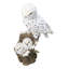 Figurine familiale représentant une chouette harfang des neiges et ses deux petits sur une souche d'arbre enneigée