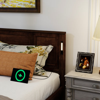 Style très grand lit avec finition noyer, tête de lit, DEL intégrée, charge, 10 lattes et rangement en pin, espace de rangement