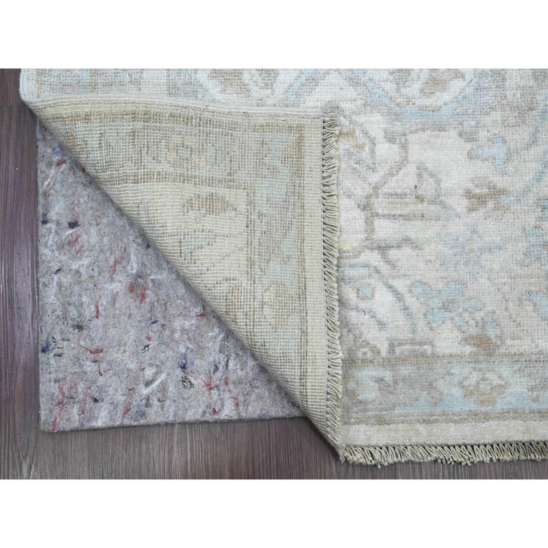 Tapis de couloir oriental blanc nacré 2 pi 8 po x 16 pi 3 po, motif délavé avec motif de feuilles partout, noué à la main, colorants naturels, 100% laine