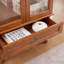 Vitrine lumineuse en verre avec tablettes réglables, deux portes et un tiroir pour la décoration et le rangement, idéale pour mettre en valeur des trésors-324516256