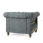 Élégant fauteuil club avec tissu gris anthracite, capitonnage à boutons profonds profonds, accoudoirs courbés, garniture cloutée, structure de pieds en bois de bouleau rafraîchissant, base intense