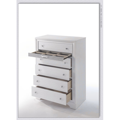 Commode à finition blanche Naima avec tiroirs spacieux et rangement pour bijoux pour chambres à coucher modernes