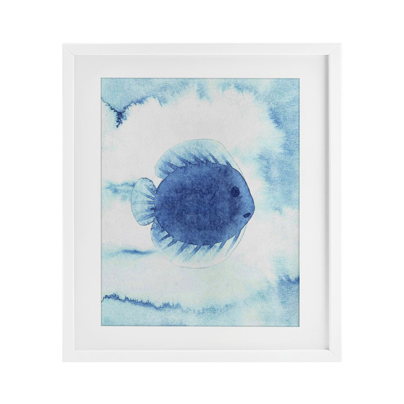 «Round Blue Fish», reproduction sous verre encadrée par Camila Juncos, H 21 po x l 17 po, Cadre blanc côtier