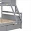 Fabrication en pin massif avec lit superposé simple au-dessus de double avec échelle, garde-corps de sécurité et deux tiroirs de rangement sous le lit, gris neutre
