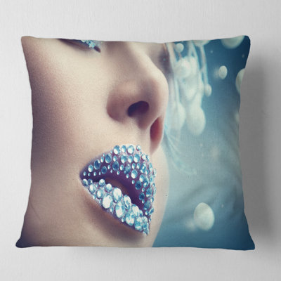 Gros plan sur une housse de coussin carrée Gems on Woman Lips