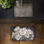 Tapis de sol anti-fatigue imprimé fleurs dans un vase transparent, design par Patricia Pinto, 30 po x 18 po