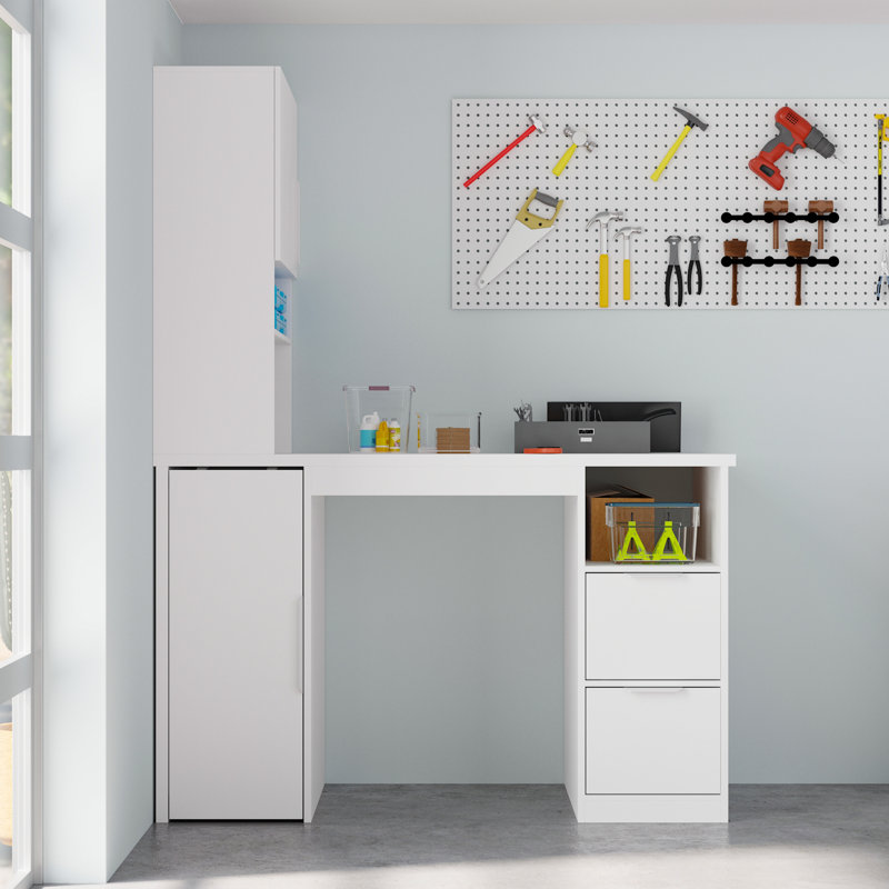 Établi blanc moderne avec panneau perforé et rangement mobile