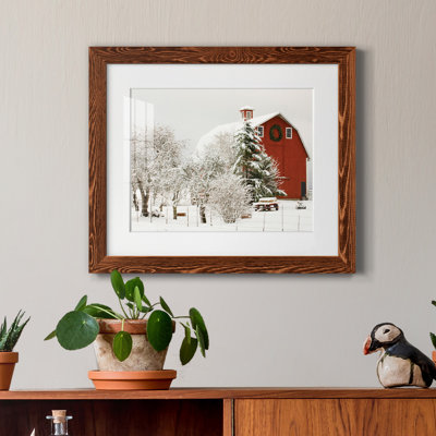 Festive Barn - reproduction de photo sur papier encadrée