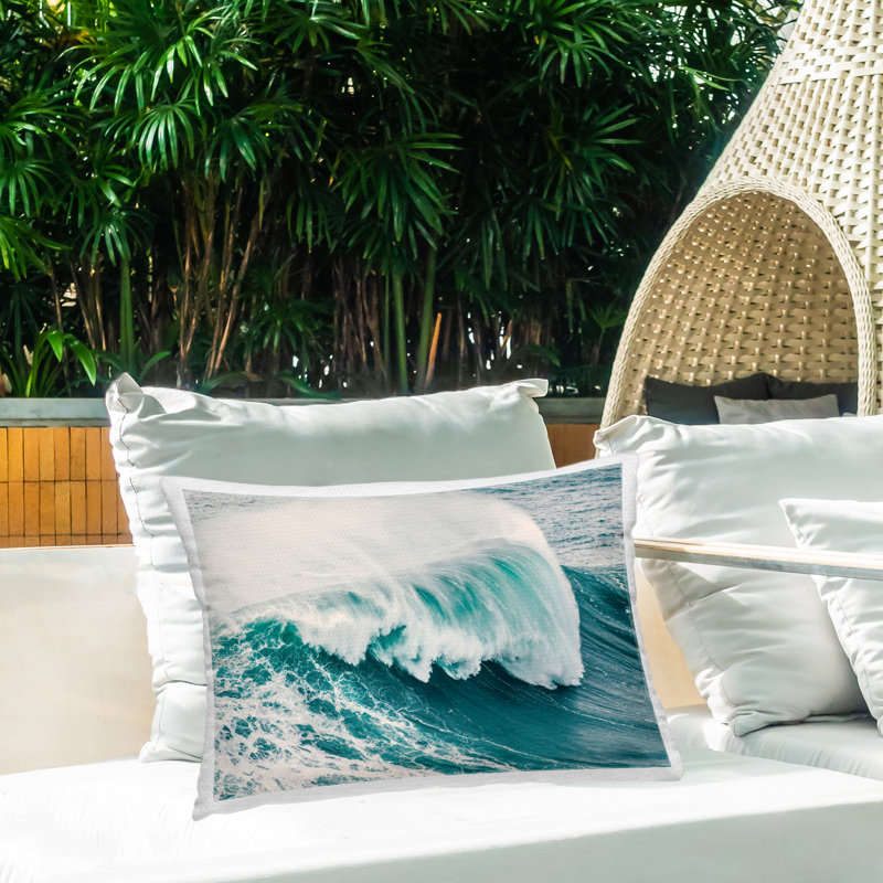 Grand coussin d'extérieur imprimé Breaking Wave par Nataly White