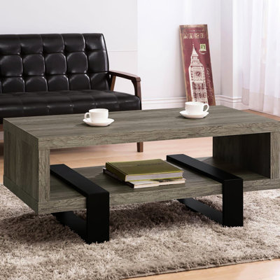 Table basse contemporaine en bois flotté gris avec supports en métal - Un ajout élégant à votre salon