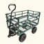 Les chariots de chariot de jardin facilitent le transport du bois de chauffage