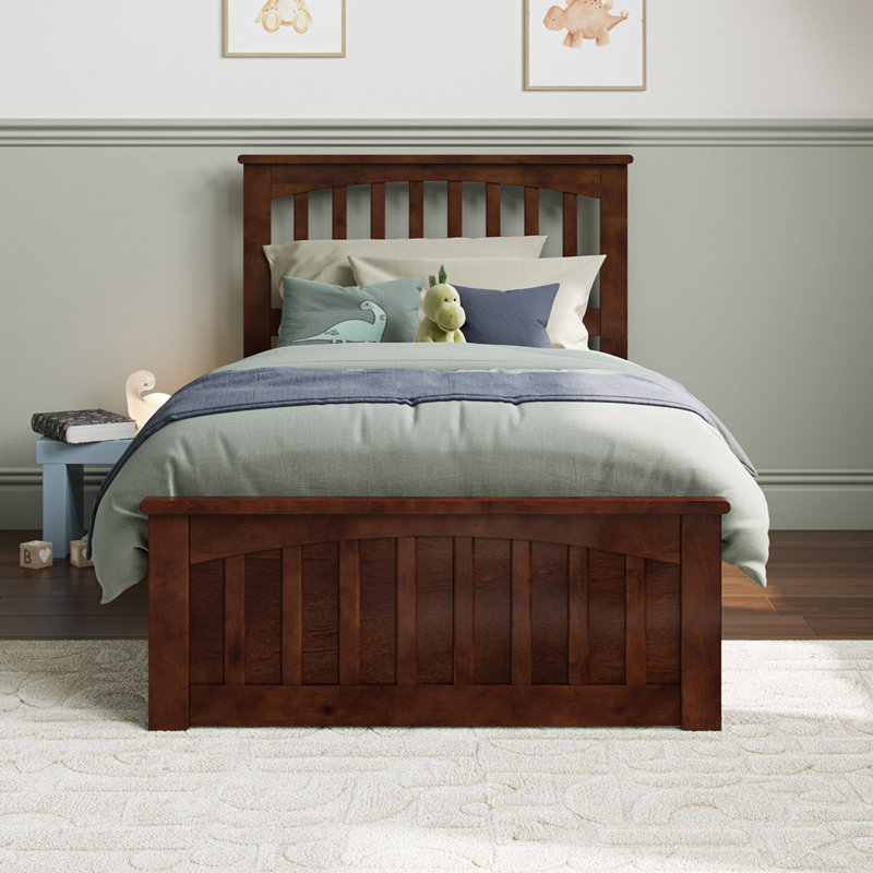 Lit plateforme en bois massif avec pied de lit assorti Aritra, Simple, Noyer