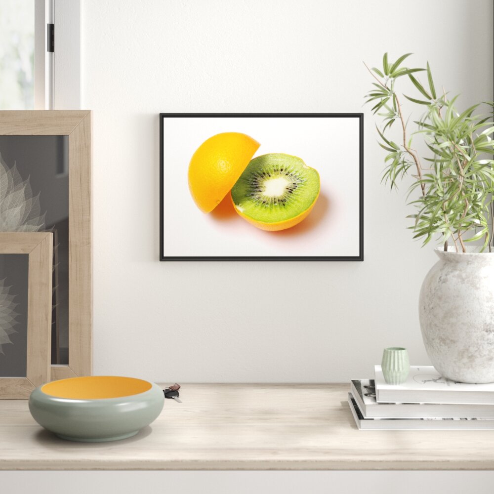 Gerahmtes Wandbild Leckere Kiwi mit Orangenschale