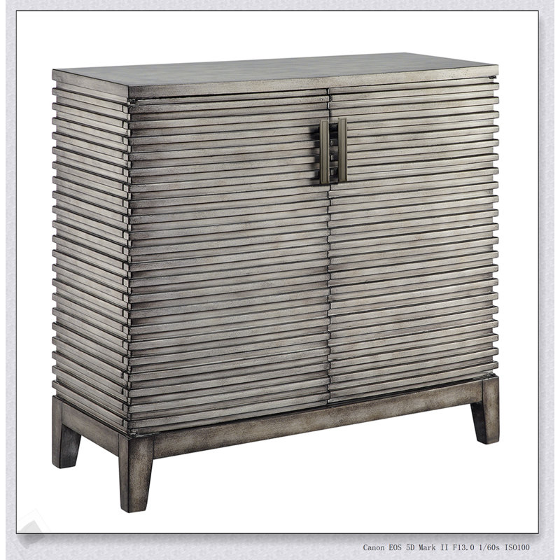 Commode d'appoint Ridge avec beaucoup de rangement et poignées de tiroir coulées à la main, parfaites pour organiser et rehausser votre décor.