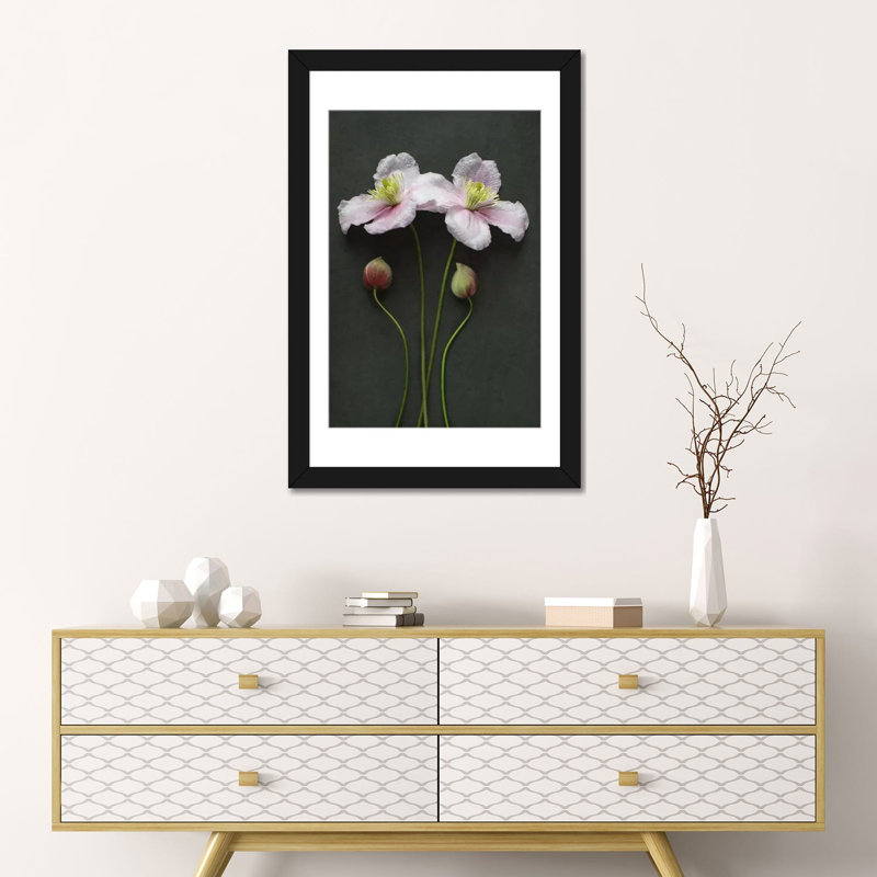 Les fleurs et les greffons clematiss sont imprimés sur toile, H 24 po x l 16 po x P 1 po, Papier d'art encadré noir, Blanc