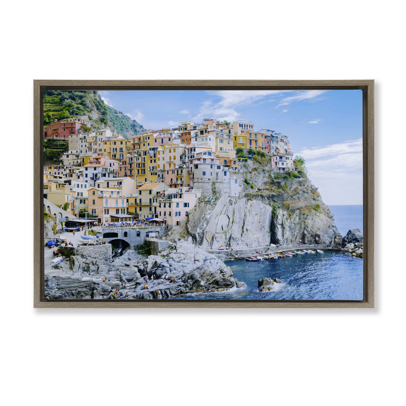 «Seaside Village View Floater», art mural par LSR Creative Studio, H 17 po x l 25 po, Cadre flottant orme Montalcino