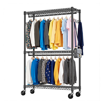Portant à vêtements robuste avec tablettes grillagées réglables à 3 niveaux, 2 tringles de suspension et crochets latéraux - Portant robuste en acier au carbone noir avec roulettes pour le rangement dans la chambre