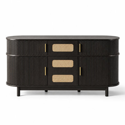 Buffet spacieux avec 4 portes coulissantes cannelées, compartiment de rangement multizones avec tiroir à ouverture par simple pression, étagères réglables, accents en rotin tressé et sangle de sécurité anti-basculement.