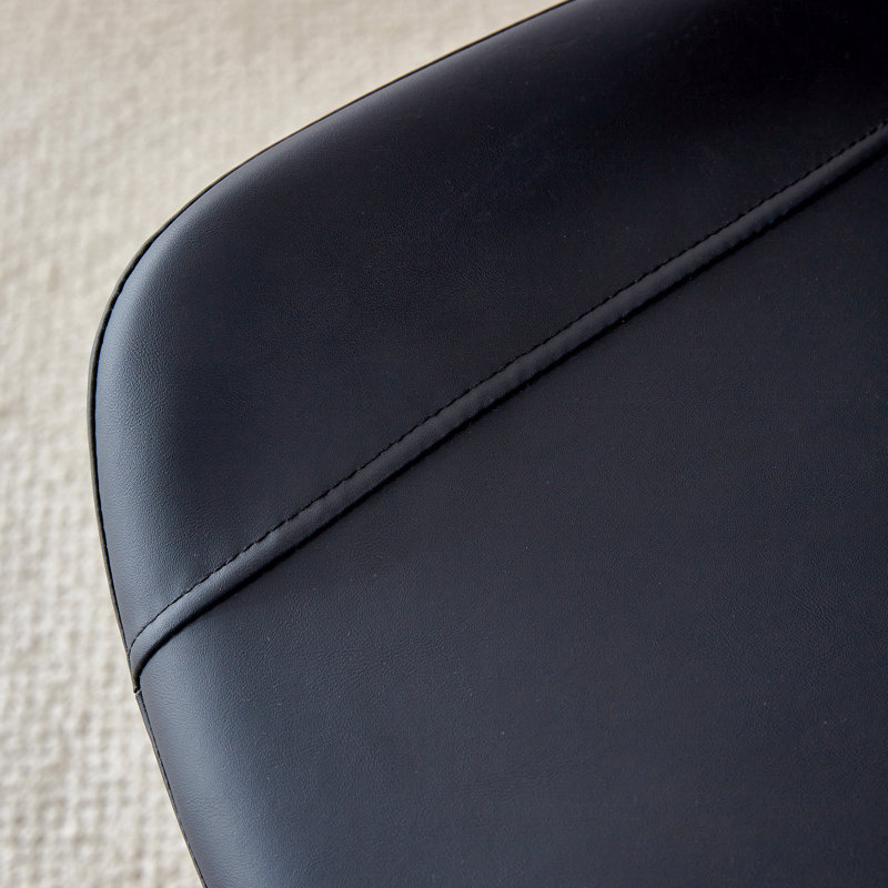 Ensemble de chaises de salle à manger en polyuréthane à coussin de siège allongé - quatre pièces. Conception aux lignes épurées. Peut s'intégrer à divers styles de décoration moderne.