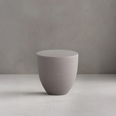 Table d'appoint en béton, légère et cylindrique