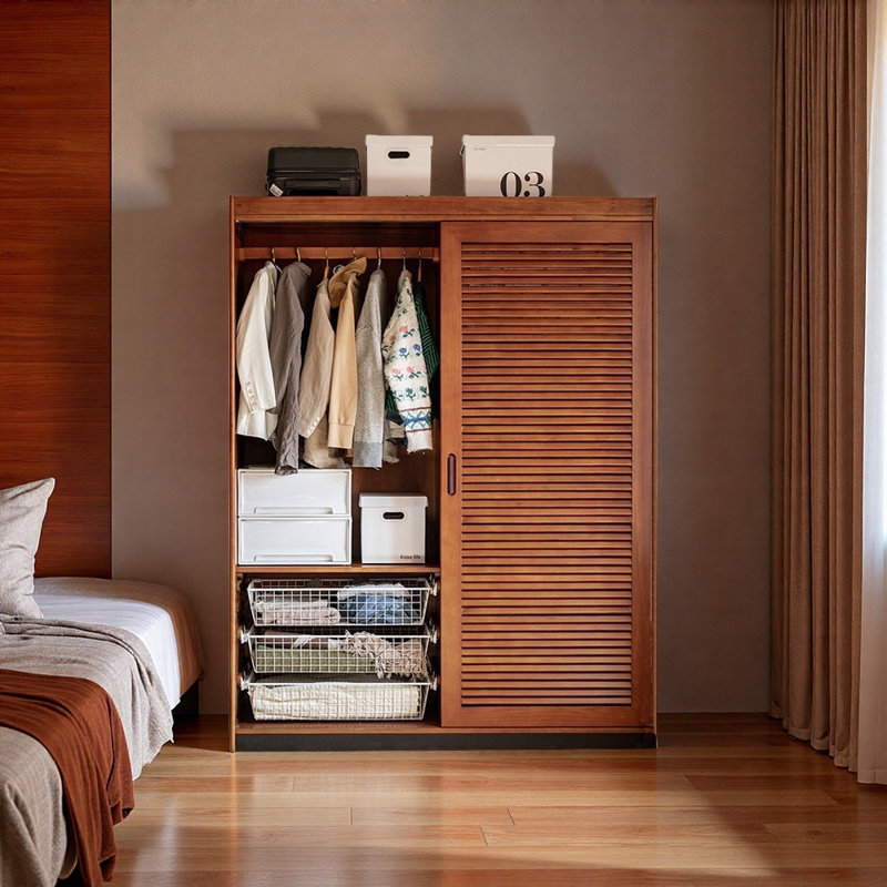Une garde-robe simple et rétro en bois