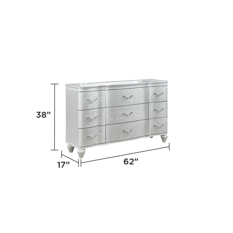 Commode 9 tiroirs Landmark de style traditionnel avec poignées en métal. (INCLURE SEULEMENT LA ROBE)
