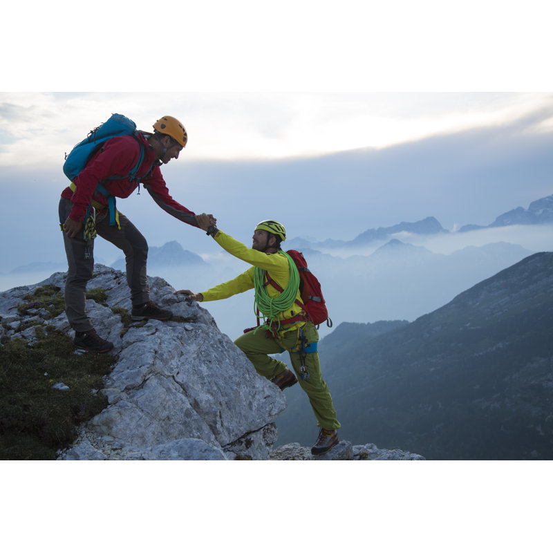 «Man Aiding Friend To Climb Rock Mountain» par Simonkr, H 12 po x l 18 po