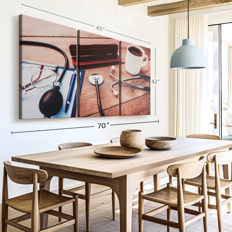 «Holiday», impression sur toile «Holiday Doctor», H 42 po x l 65 po x P 1,25 po