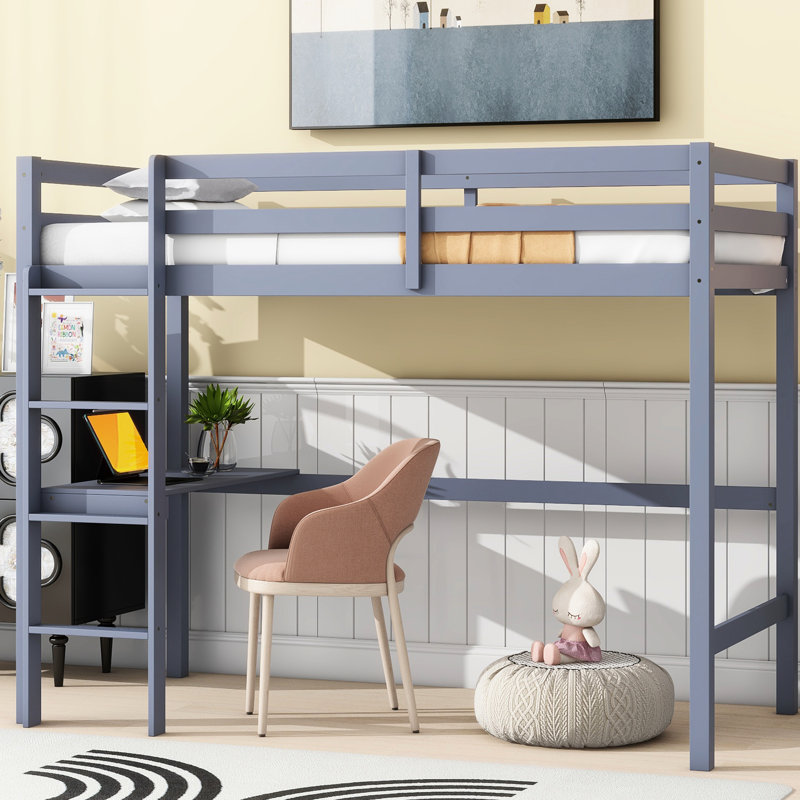 Lit mezzanine simple gris avec garde-corps et bureau intégré, fait de bois d'hévéa massif pour un bureau de chambre à coucher stable en gris, offre un environnement pratique et confortable