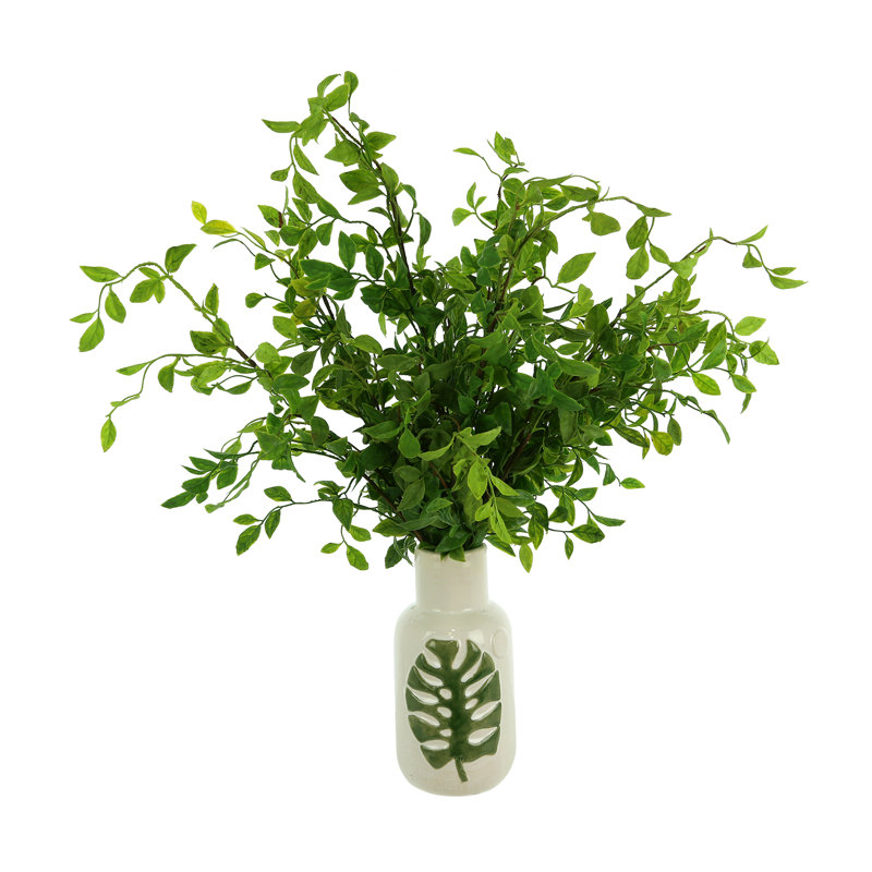 Nandina Maitland biologique moderne disposée dans un vase à feuilles en céramique