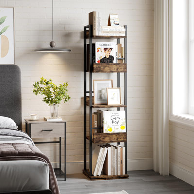Bibliothèque de coin autoportante à 5 niveaux, support de rangement étroit et rotatif à 360 ° avec garde-corps, organisateur de livres robuste de style industriel pour le salon, la chambre, le bureau, le balcon, brun rustique