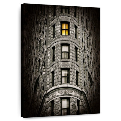 Lilie The Flatiron Building In NYC